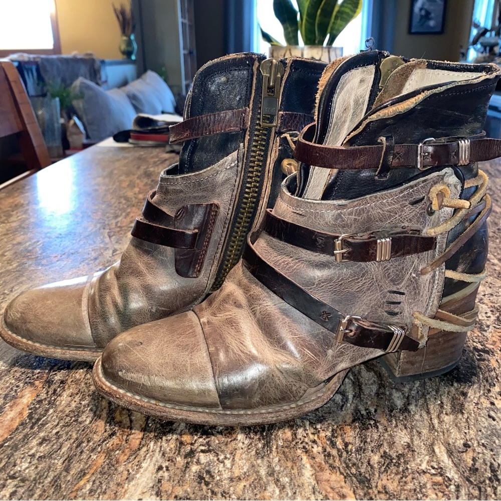 Freebird by Steve Madden CRUE Grey Multi 8 Leather Distressed Bootie